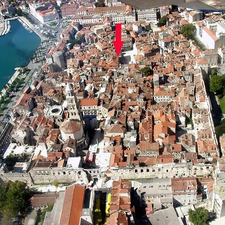 Old Square View Apartman *